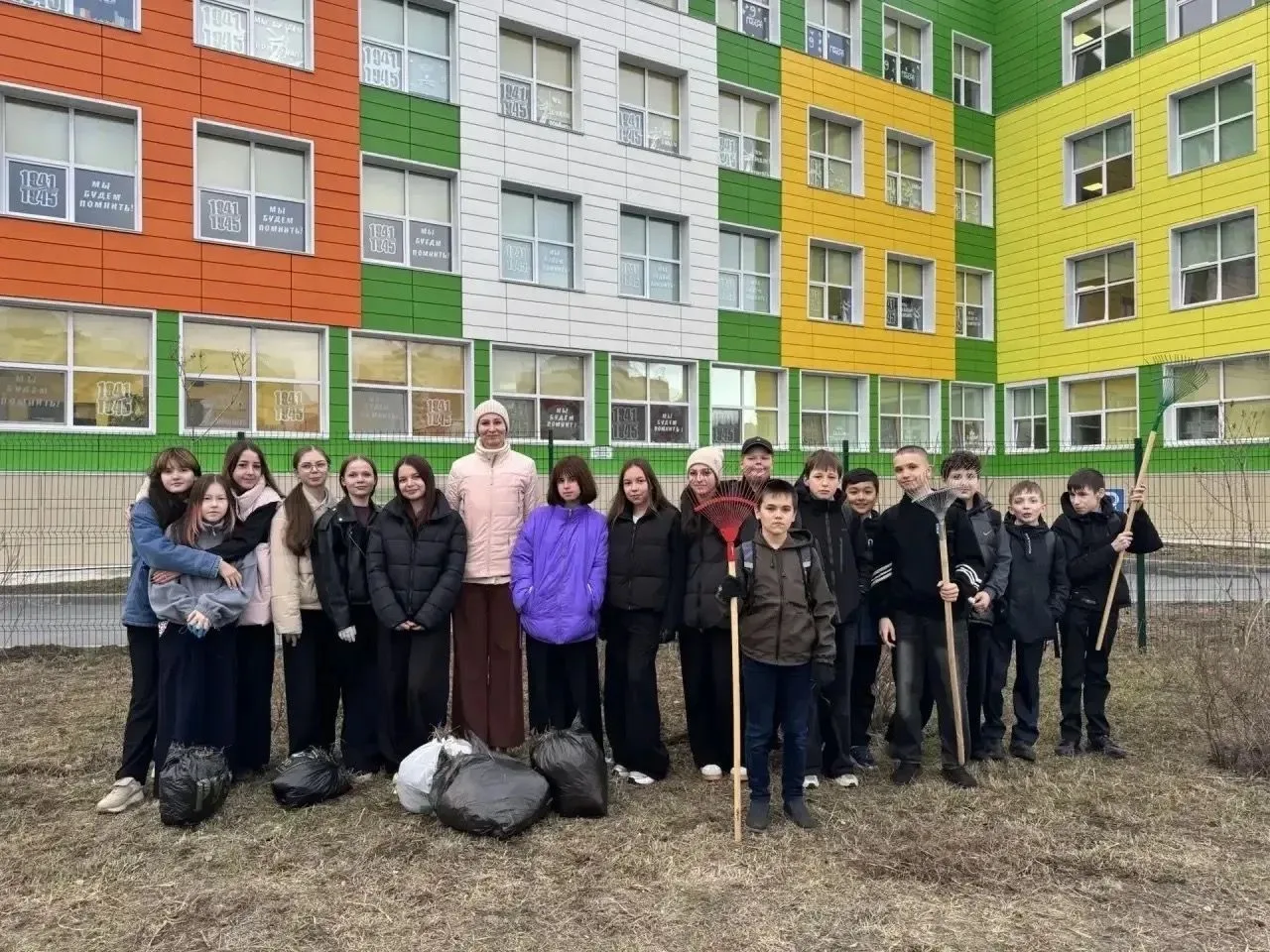 Солнечно на улице, весна-таки вступила в свои полноценные права! На территории Зелёной какая-то сума