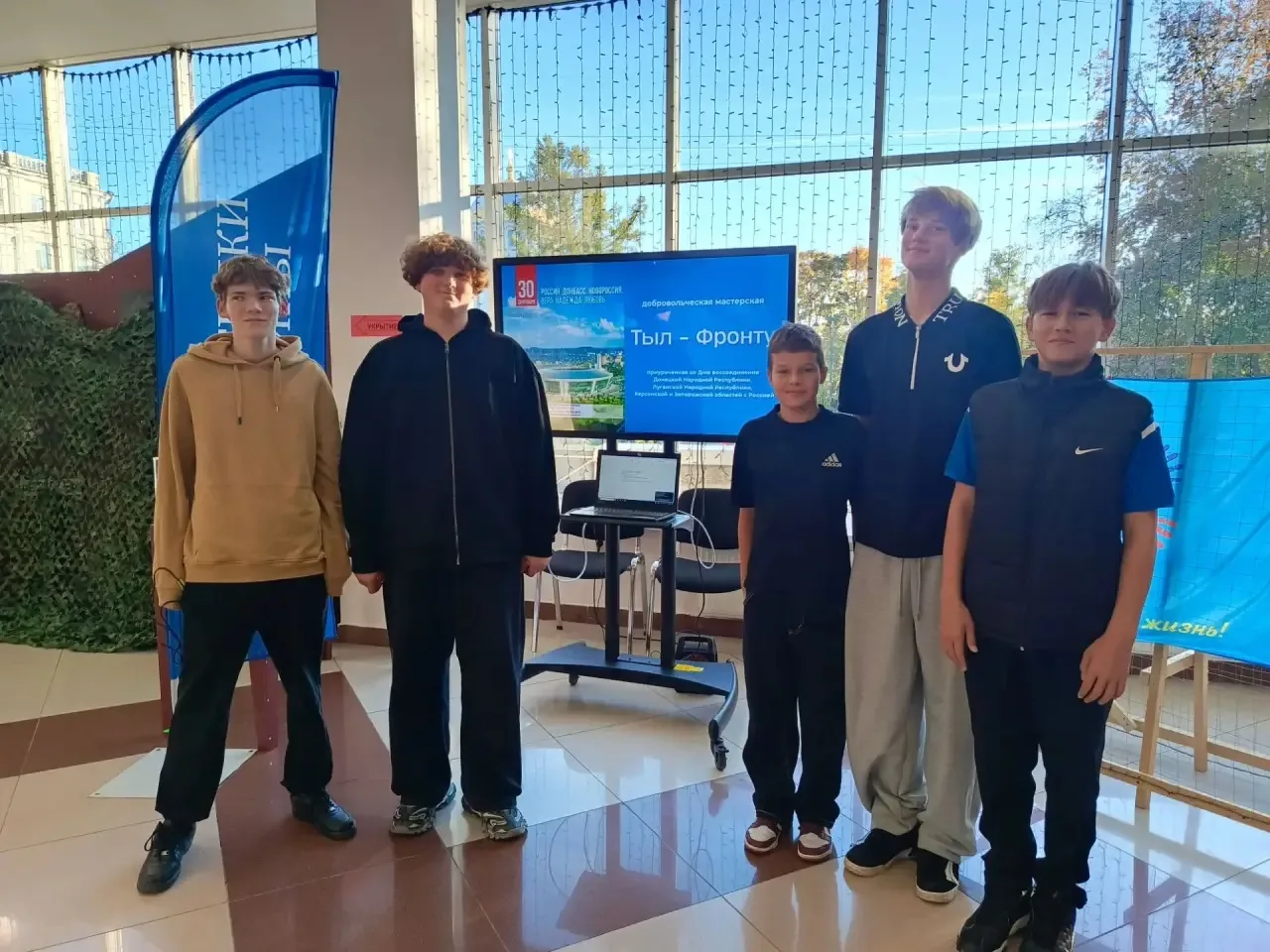 Сегодня ученики 8 «В» класса побывали в Кронштадтском дворце молодёжи. Они приняли учас...