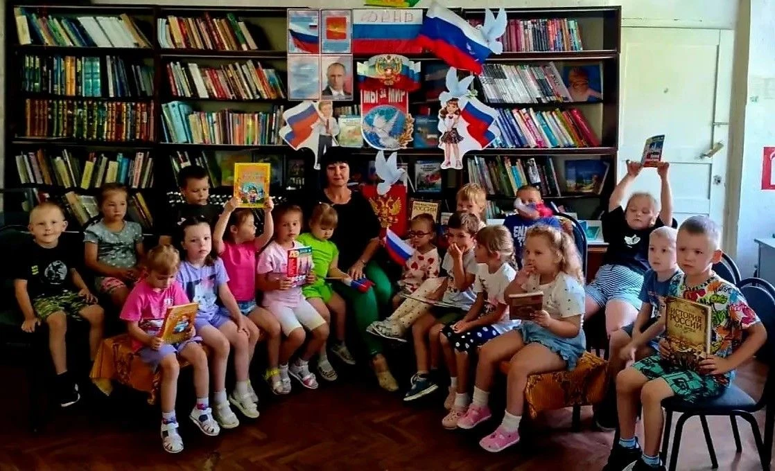 В рамках недели, посвященной Дню Российского флага, в детской библиотеке оформлена книж...
