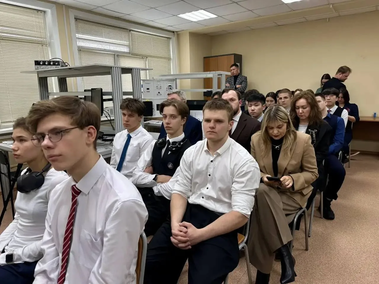Будущее начинается сегодня на Сахалине: на новых рабочих местах.   ✅ В нефтегазовом парке по обслужи