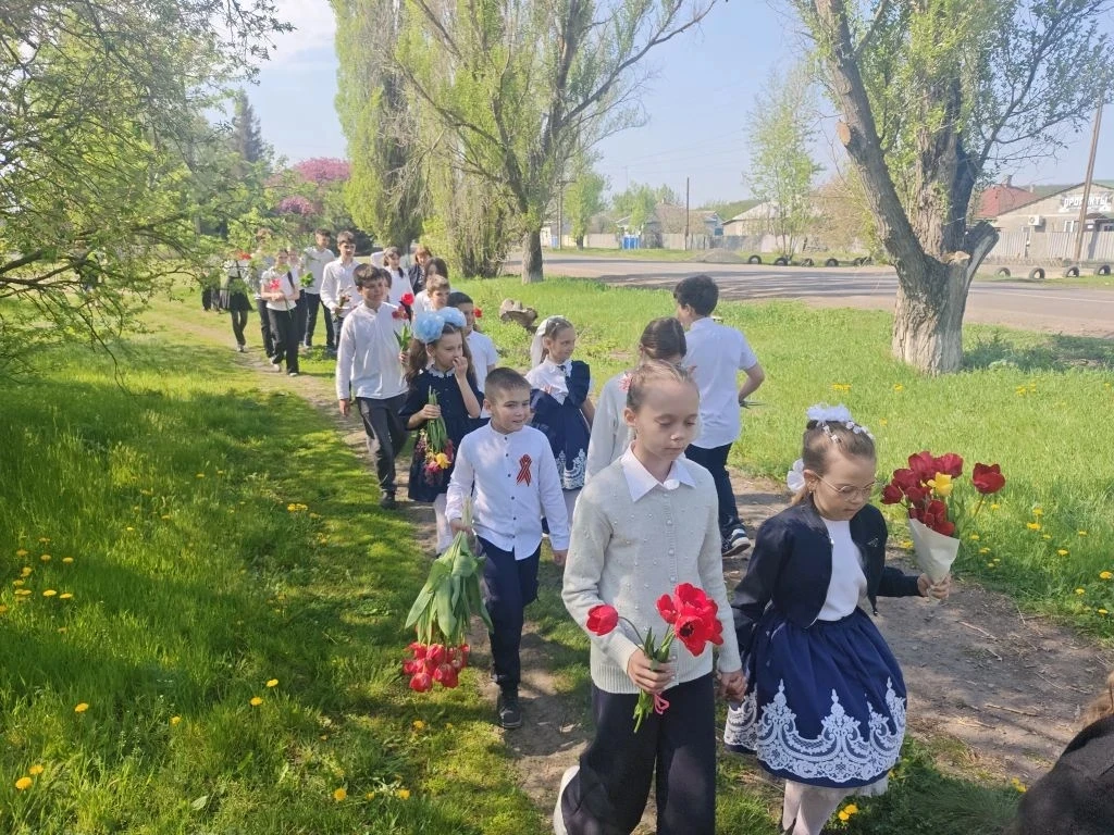Учащиеся ГБОУ ЛНР "Каменская СШ" в эти предпраздничные дни посетили памятное место, что...