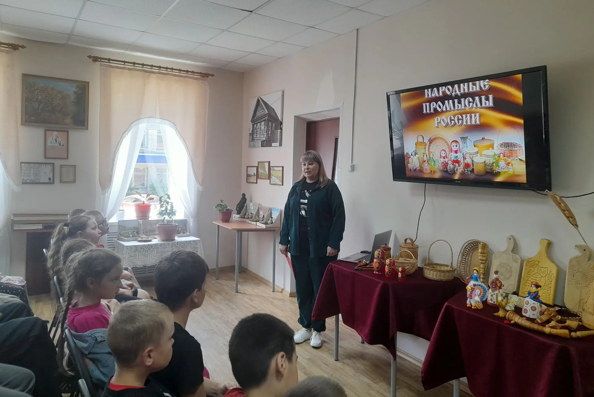 Познавательный час «Народные промыслы России»
16 июня 2026 года в краеведческом музее состоялся позн