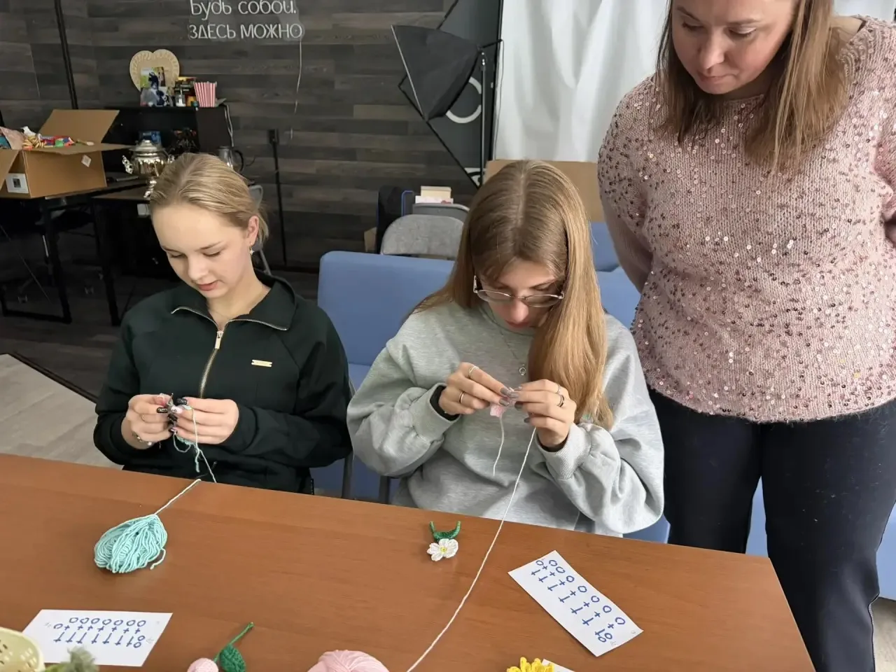 🧶 Волшебство в каждой петельке: новый мастер-класс для «Северного сияния»! ✨  Наши участницы продолж
