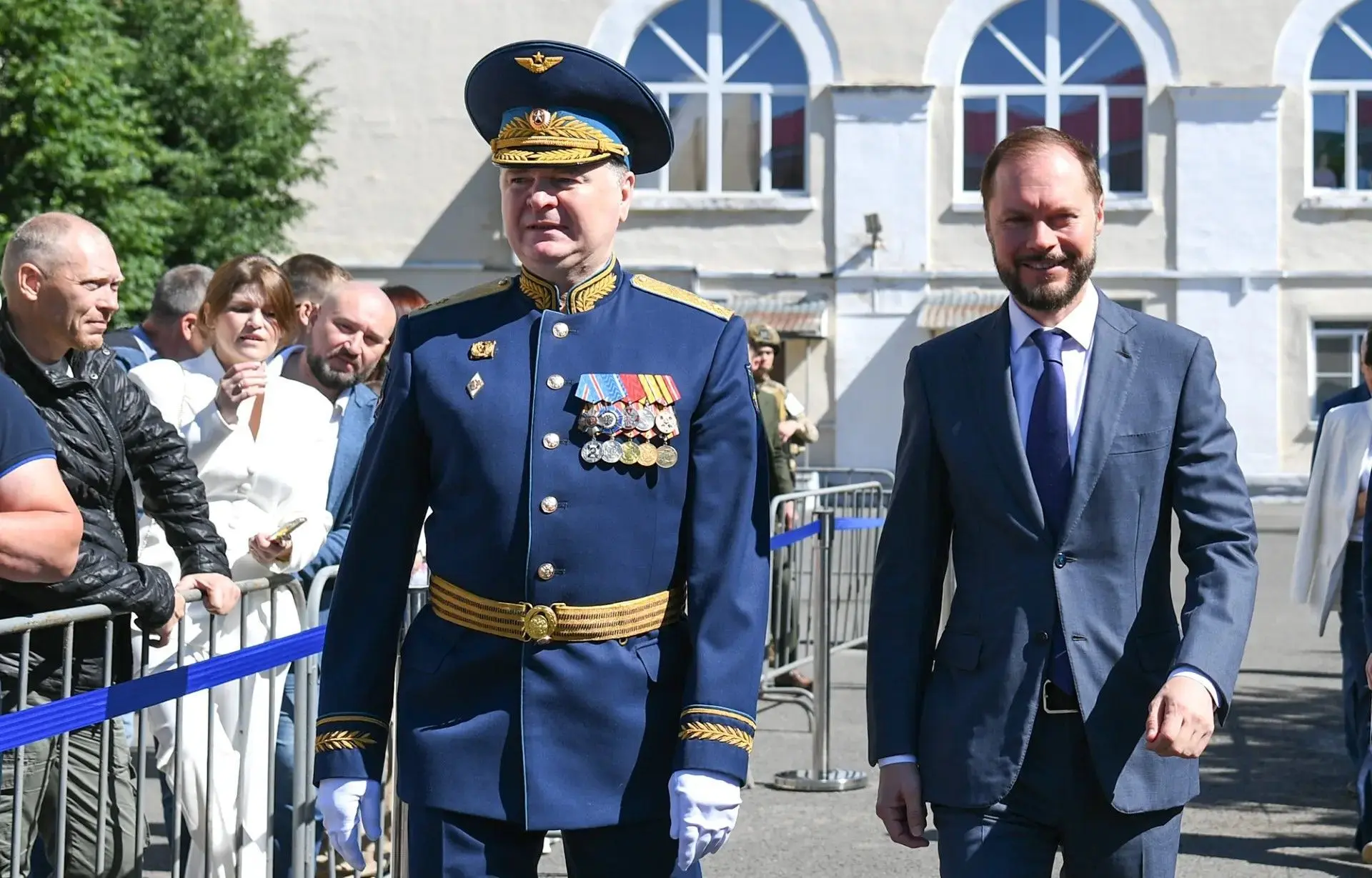 Как сообщил в своем канале

 мессенджера Макс Виталий Королев, больше 350 офицеров - выпускников Вое