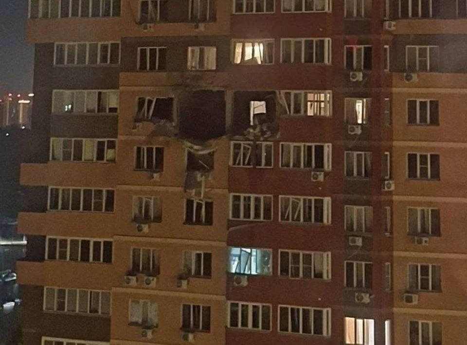 😡 Укронацисты убили в Ростове-на-Дону супружескую пару, направив дрон по многоэтажке.