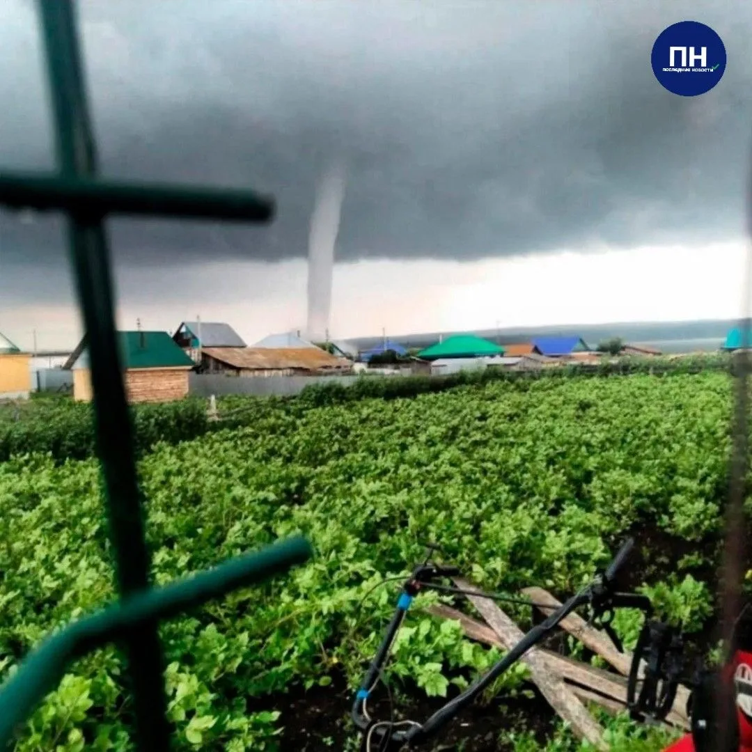 🌪Смерч обрушился на Башкирию - сорваны крыши, деревня осталась без света.