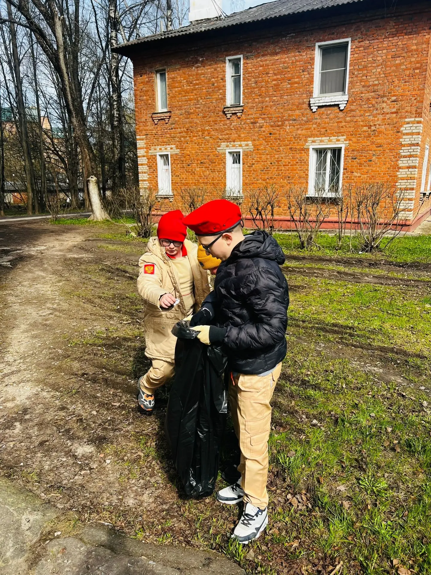 Сегодня у памятной доски Александра Фёдоровича Логинова — почётного гражданина, педагога и поэта — с