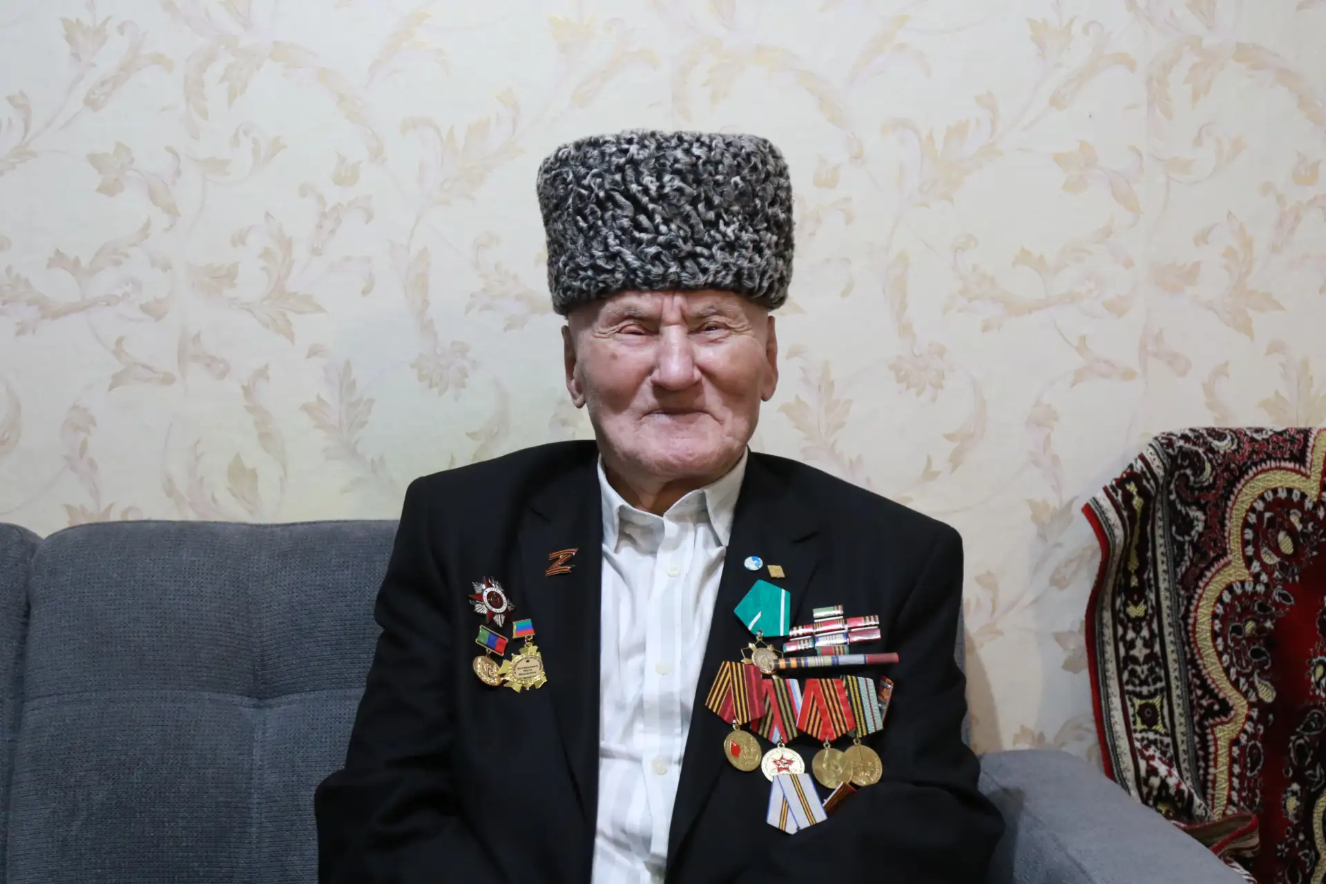 🎖 Врио министра труда Дагестана Магомедзагид Кихасуров поздравил ветерана Великой Отеч...