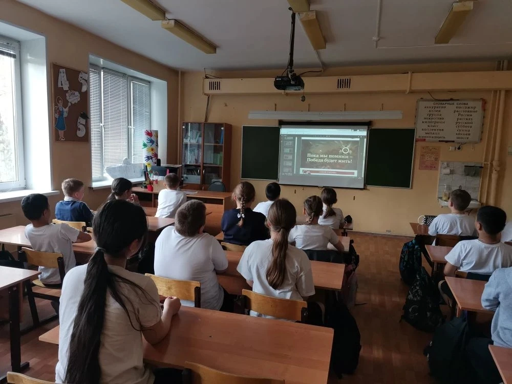 Утро понедельника традиционно началось с поднятия флагов. У всех прошли "Разговоры о важном". Тема: 