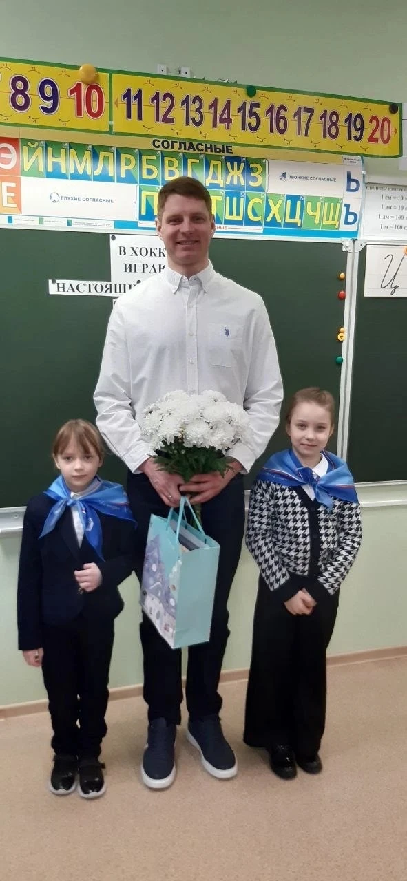 "В хоккей играют настоящие мужчины!" 26 февраля для учеников 1г класса необычный урок провёл  хоккеи