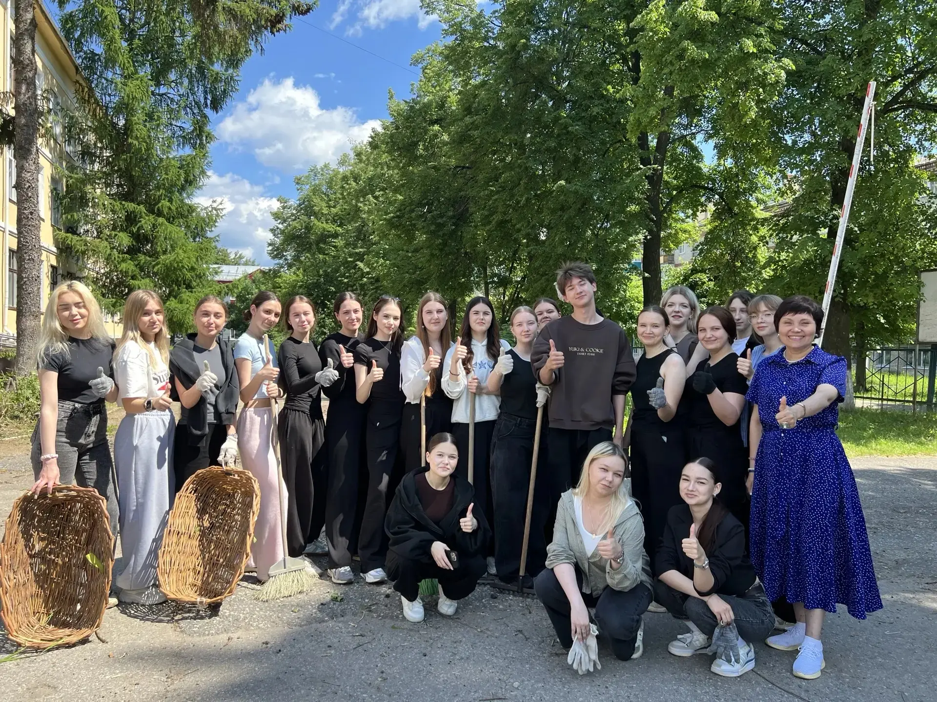 🌿 Студенты группы КП-1-24 навели порядок на территории колледжа!