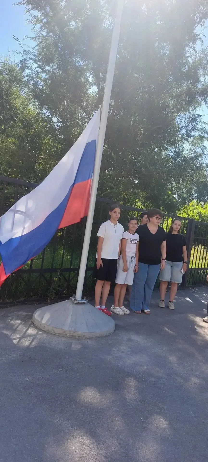Понедельник начался,а значит,целая неделя интересных дел впереди!После торжественной церемонии подня