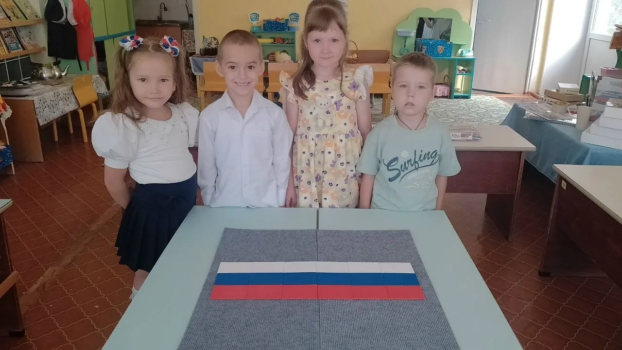 Сегодня, в День государственного флага Российской Федерации, мы со СветочКой решили соз...