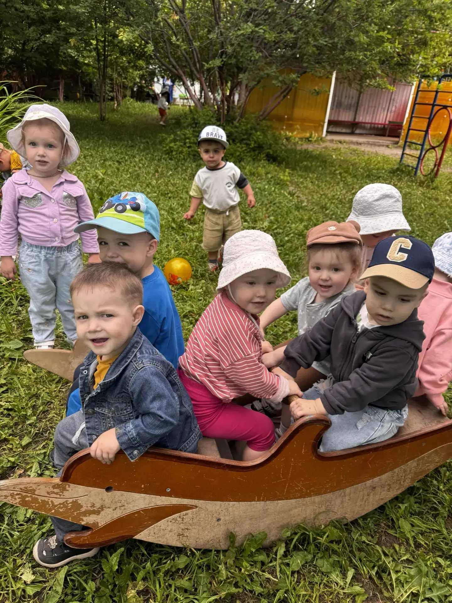 Малыши на прогулке: когда каждый камешек — это сокровище.

Прогулка для малышей — это не просто смен