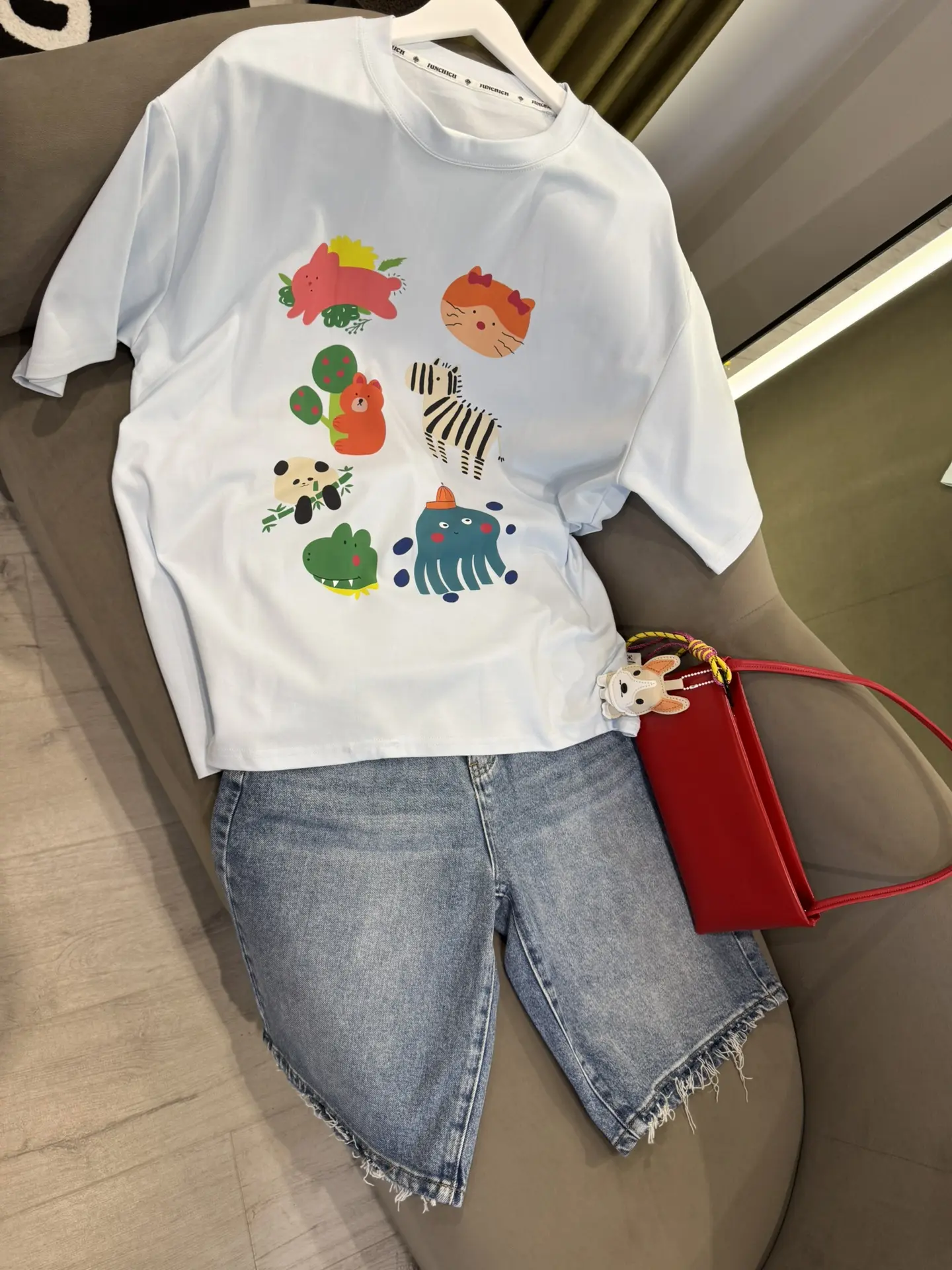 💚футболка оверсайс 3400 ₽ 
💚Бермуды 4400 ₽ 
💚сумочка Нат кожа 5800 ₽ 
💚брелок 650 ₽