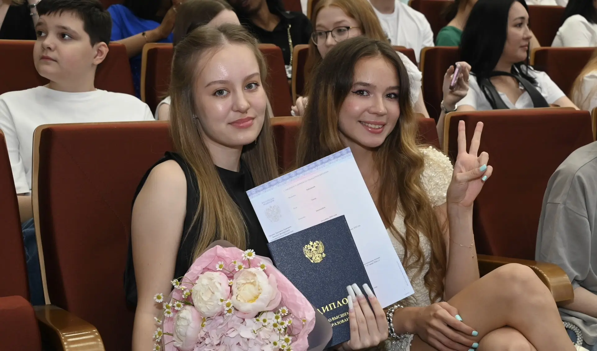 🎓 Совсем недавно мы делились  фотографиями выпускников с красными дипломами, а сегодня...
