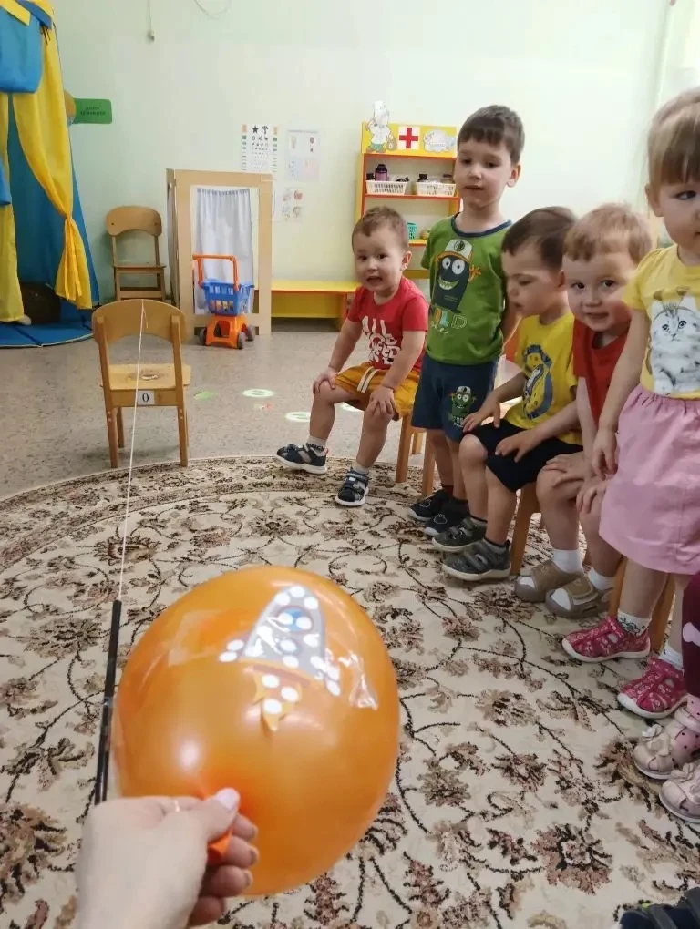 🔬 День 4: Шумно, весело и очень научно! 🚀✨

Четверг в нашем космическом детском саду — это День ко