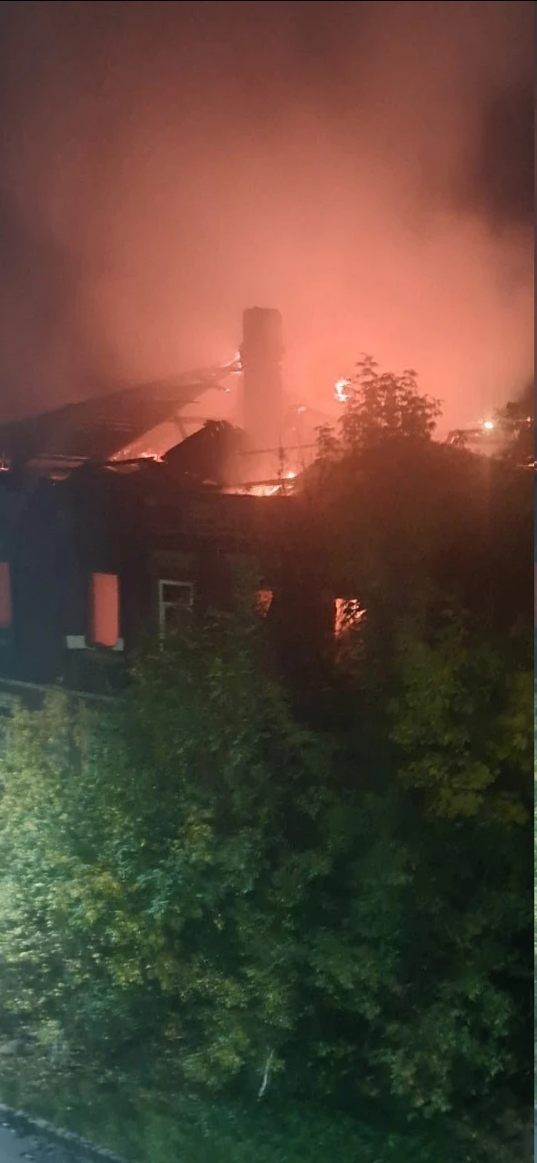 🔥 В Ногинске ночью загорелся расселённый дом на Новоногинской, 2А