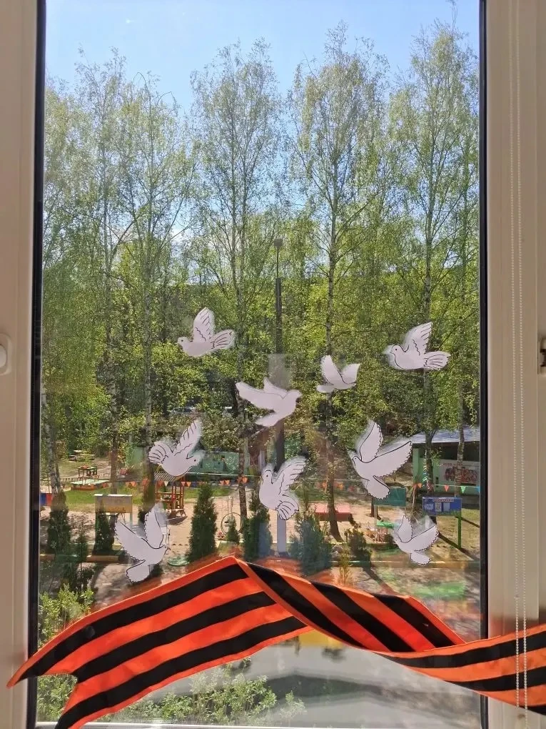 Юные патриоты: воспитанники старшей группы  украсили «Окна Победы»🕊️