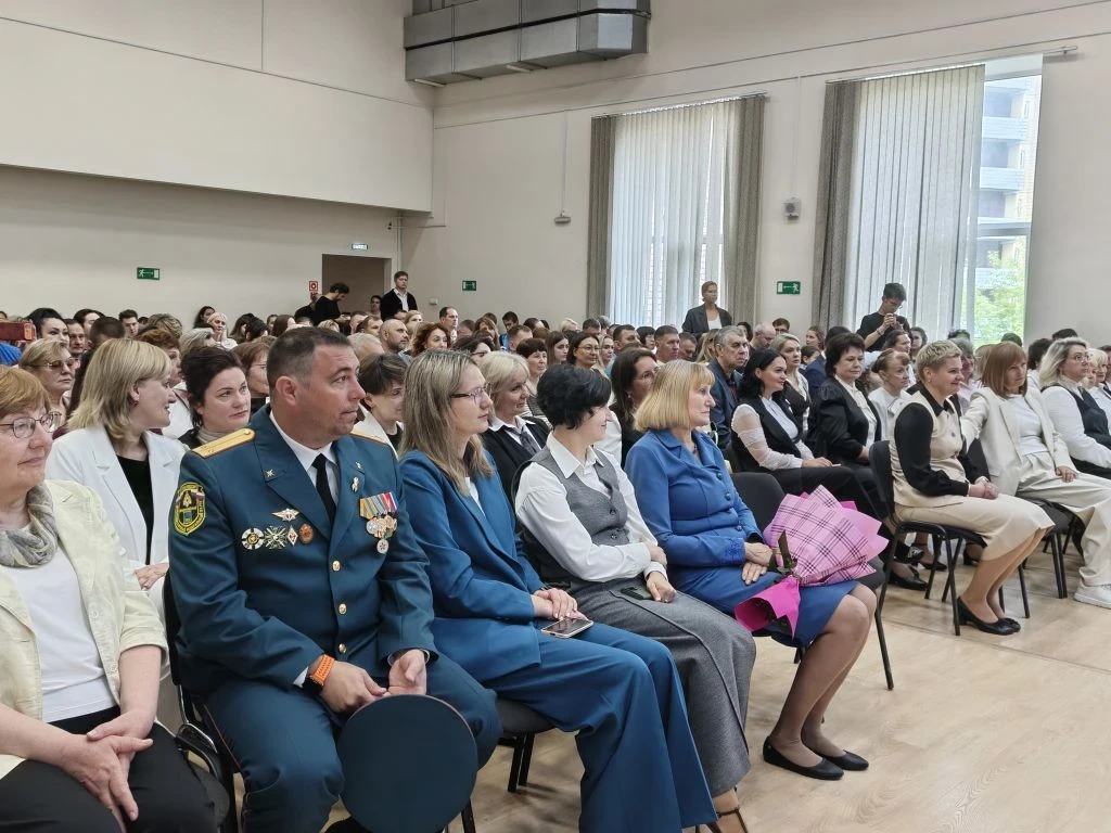 🎓 В Губернаторском лицее прозвенел Последний звонок!  Сегодня для 46 одиннадцатиклассников прозвучал