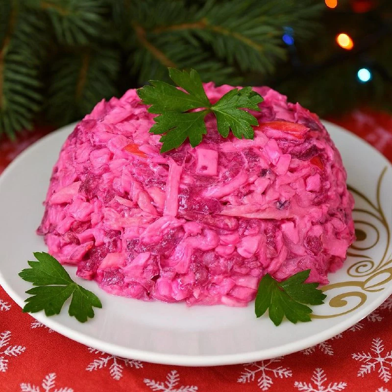 СВЁКЛА ПРИДАЁТ ЕМУ НАСЫЩЕННЫЙ ЦВЕТ, КРАБОВЫЕ ПАЛОЧКИ — МЯГКУЮ СЛАДКОВАТУЮ НОТКУ, А ЧЕСН...
