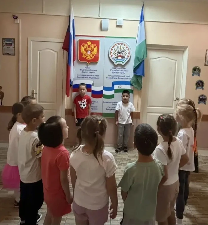 Рабочая неделя в детском саду началась с торжественного исполнения гимнов и подъёма фла...