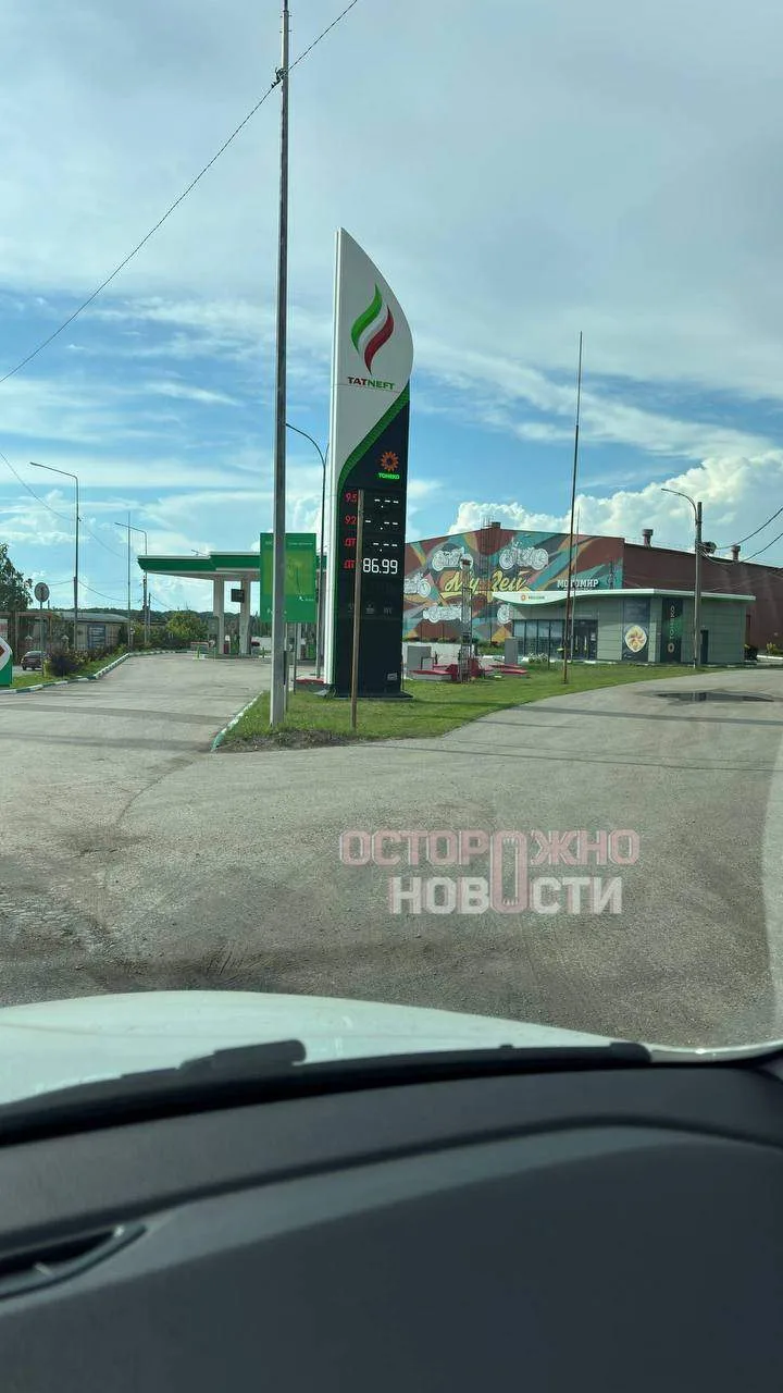 В Самаре закончился бензин, пишут «Осторожно, новости»: местные жители уже несколько дней пытаются н