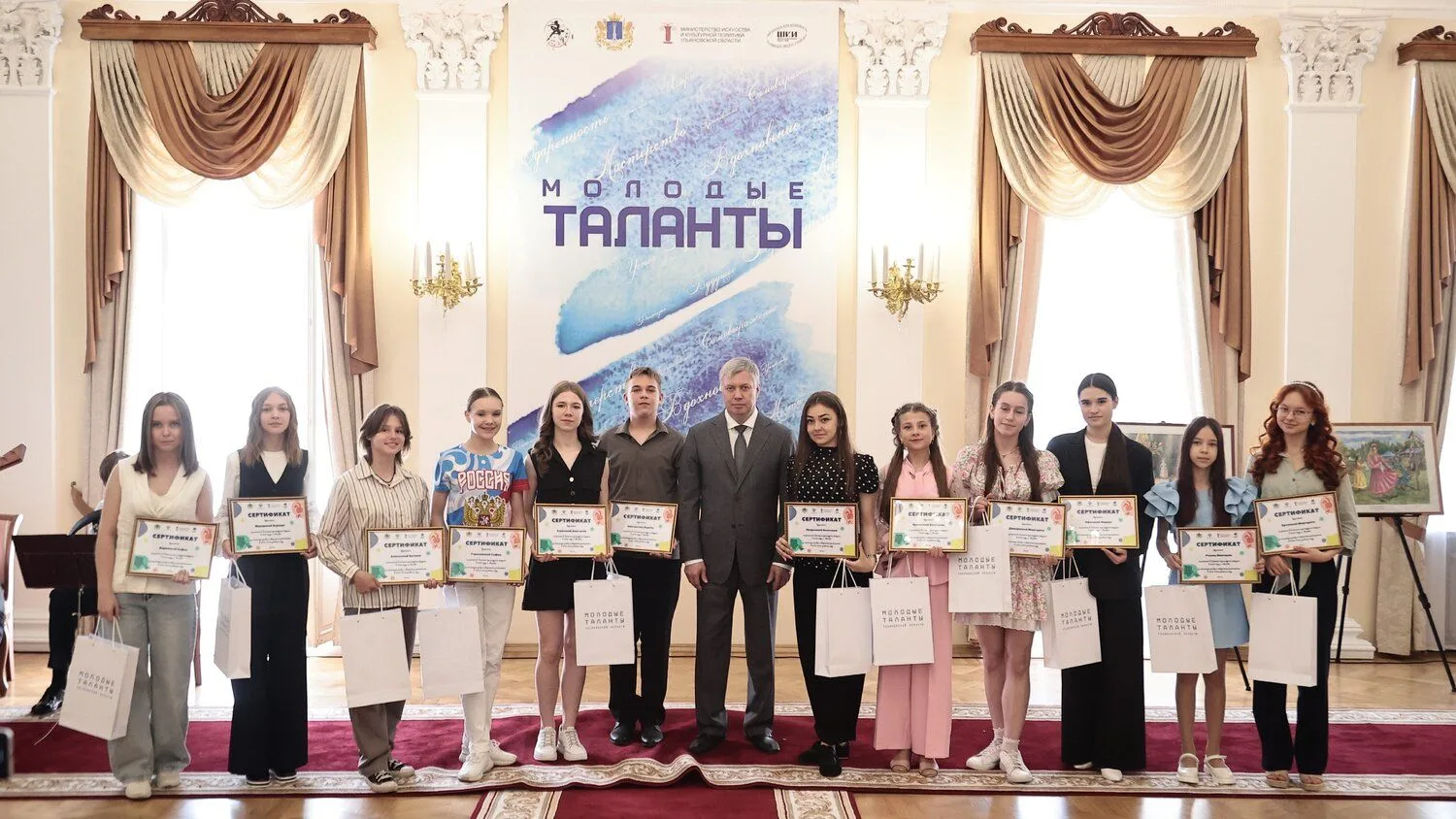 Встреча Губернатора с талантливыми ребятами: юными живописцами, танцорами, музыкантами,...