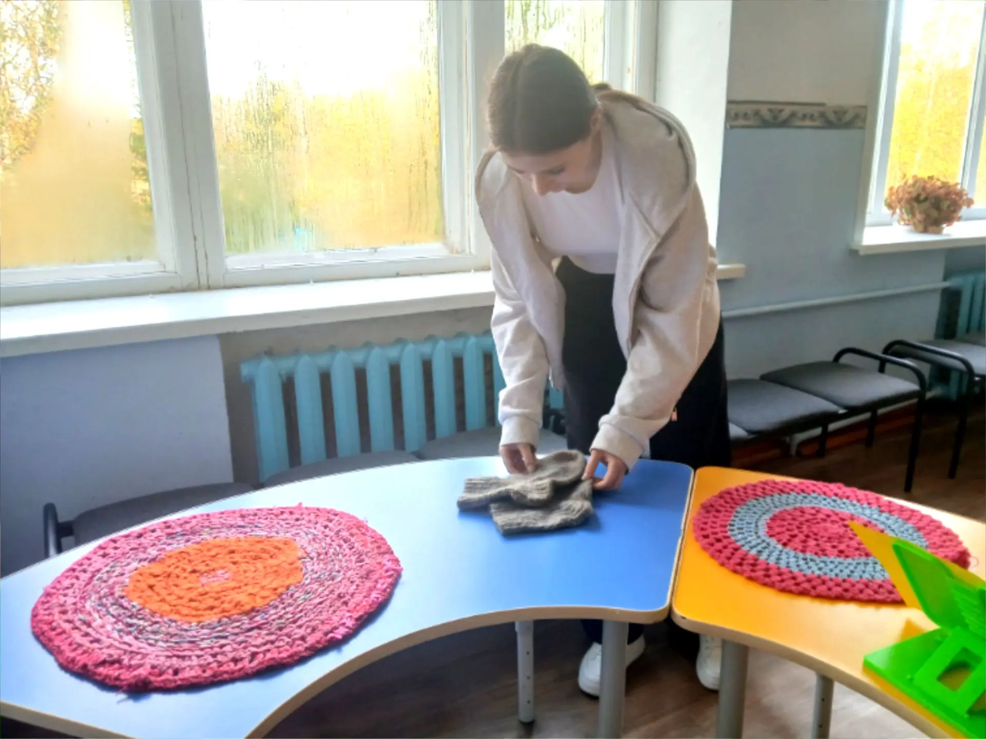 🧶 Сегодня, 1 октября,  в нашей школе — особенная атмосфера! Проходит выставка «Домашня...