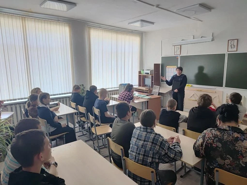 В школе-интернате прошла профилактическая встреча старшеклассников с инспектором ПДН Ре...