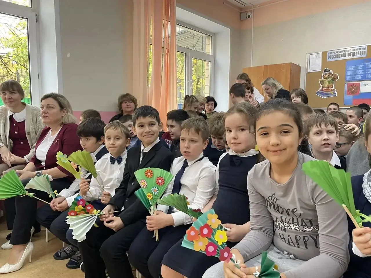 К нам добрались фотографии Дня Учителя со здания на Каховке 😍