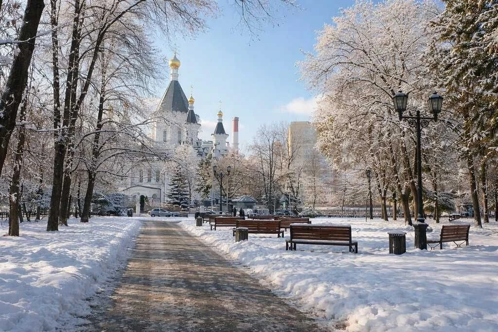 Как насчет охладиться в такую жару? Ловите снежное фото из сквера Девичьего поля 😁 Над...