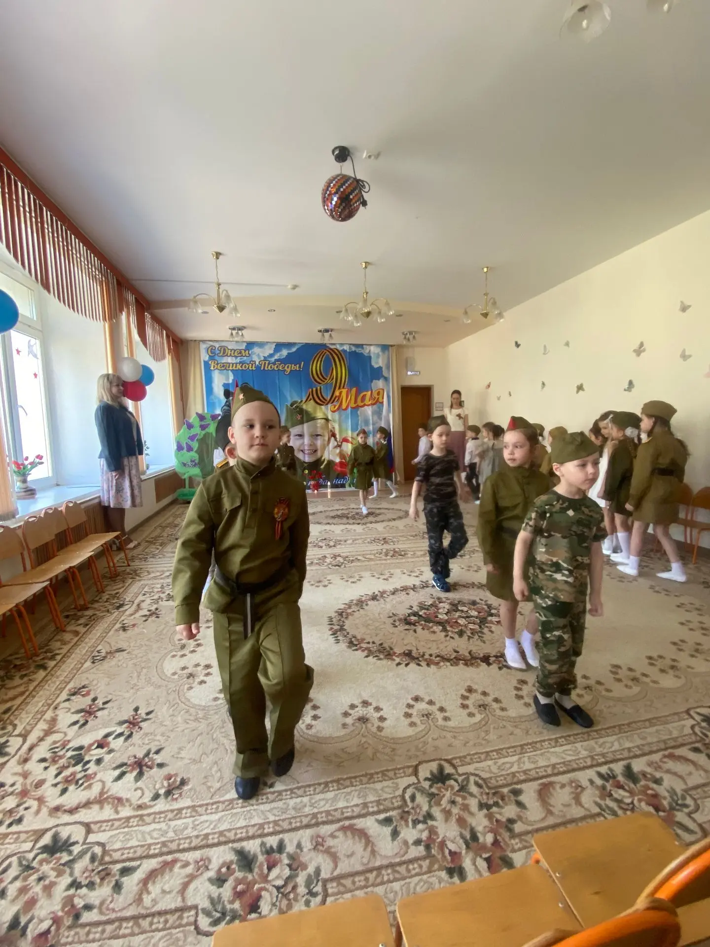 Праздник "Спасибо, за Победу!" в старшей группе "Виноградинка" и старшей группе "Ежевичка"