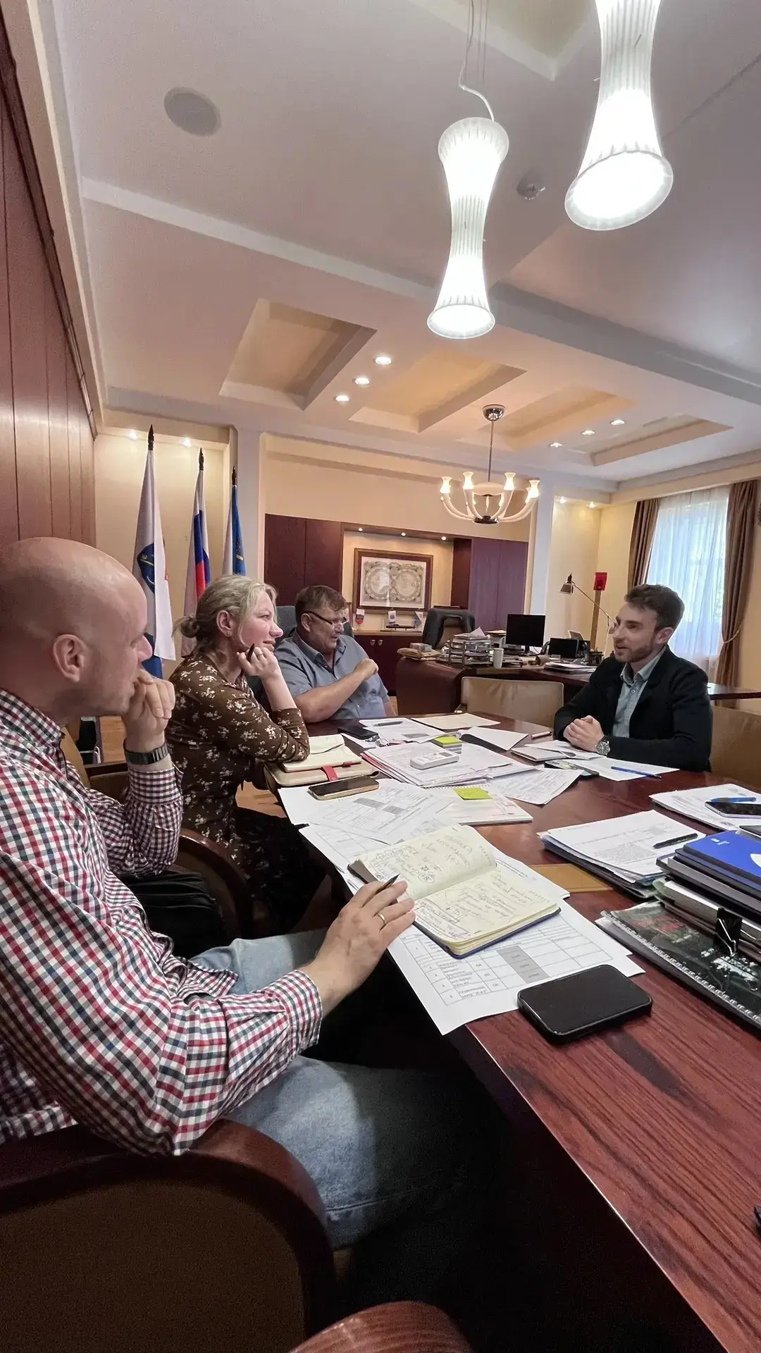 Главный режиссёр Влад Павлов отстаивает концепцию визитки для Ленобласти перед главой а...