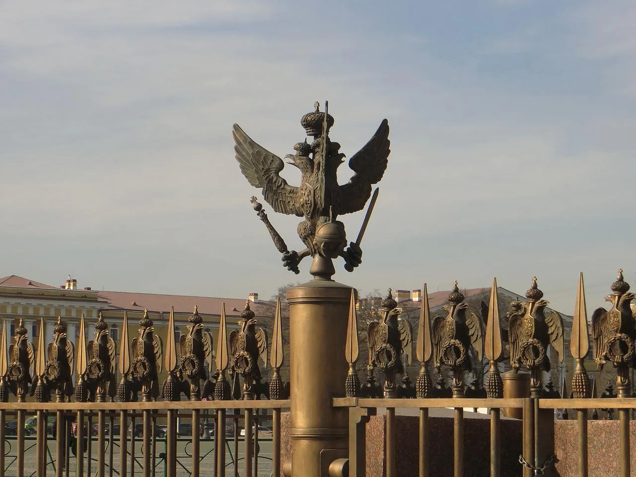 🤫 У Александровской колонны есть любопытный секрет

🦅 Посмотрите на её ограду: на ней сидят двугла