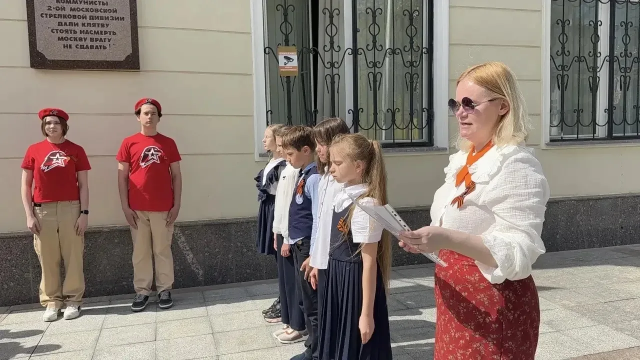 Сегодня 04.05.26 дан старт ежегодной патриотической акции — «Вахта памяти».  Возле памятной доски , 