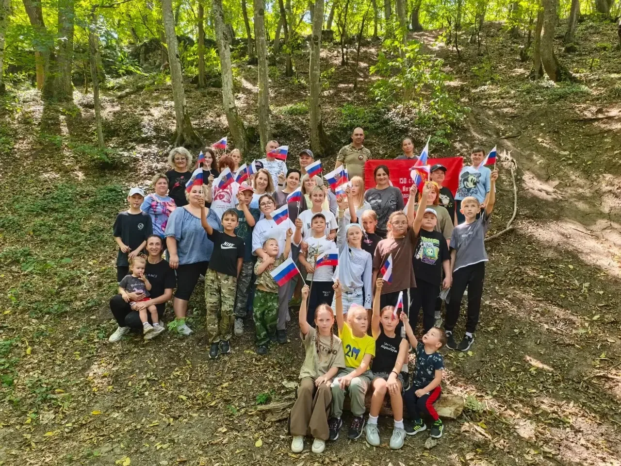 Дети 5 «Б» класса, родители, классный руководитель Казанцева А.С. и Аджеурова Г.В. сход...
