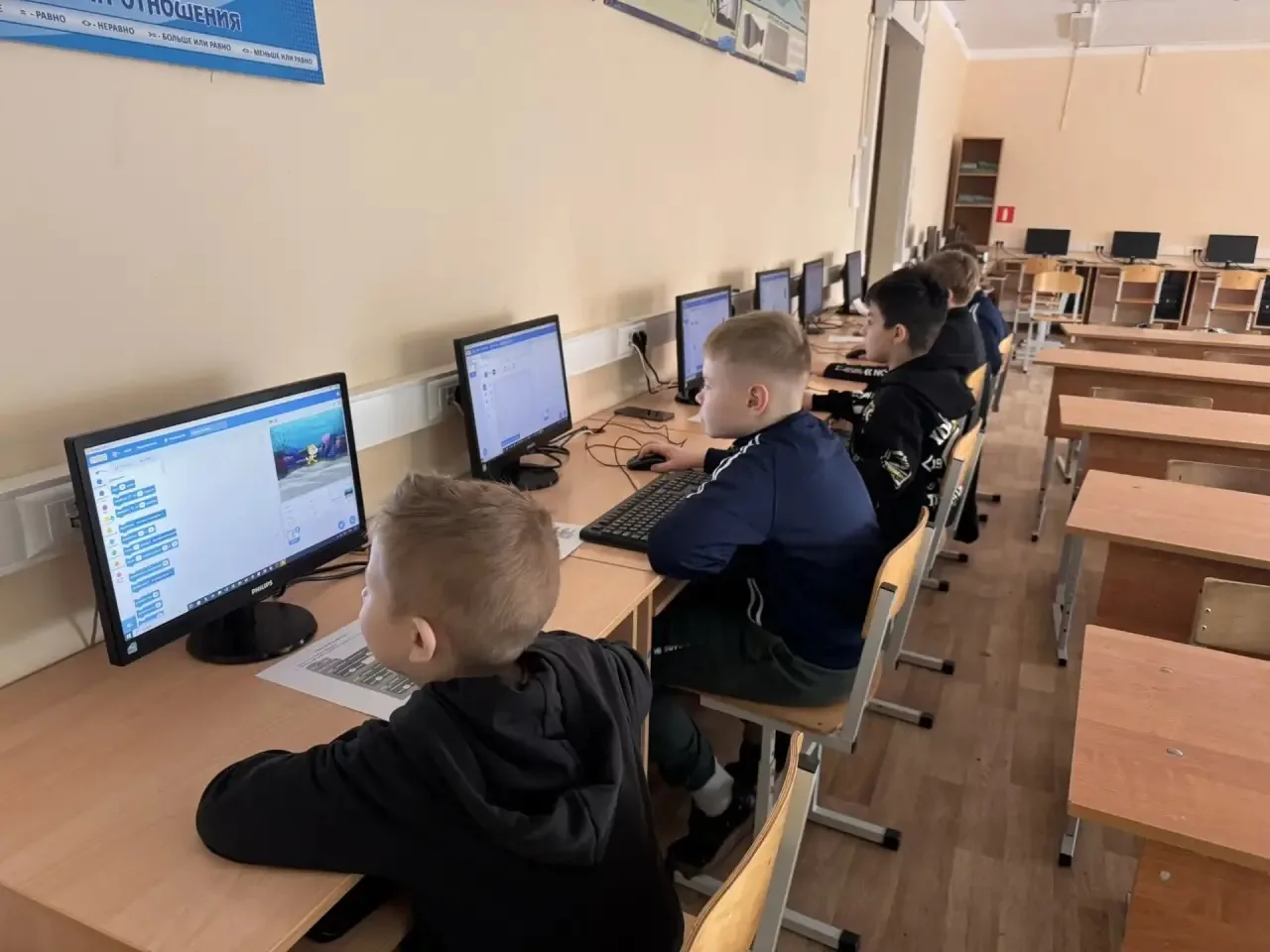 Учащиеся Островецкой школы с удовольствием занимаются Scratch  - программированием.  Занятия проходя