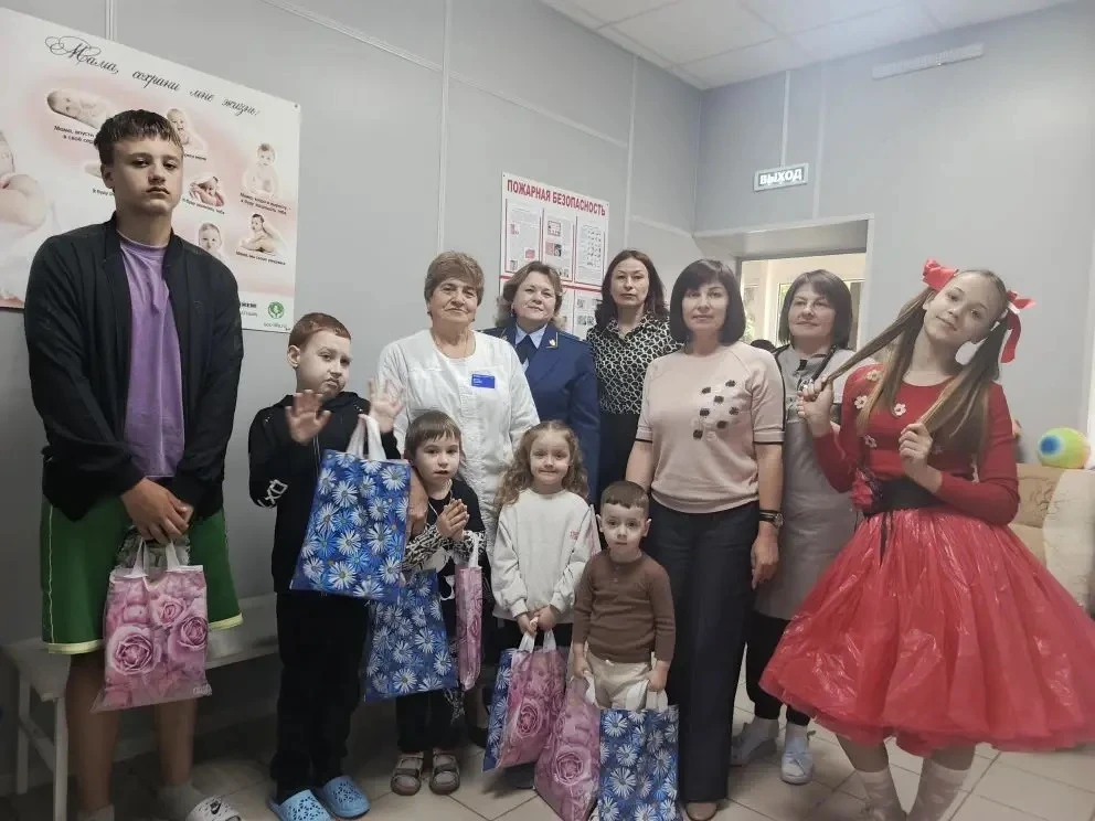 Сегодня в детском отделении центральной районной больницы царила атмосфера радости и веселья! Сотруд