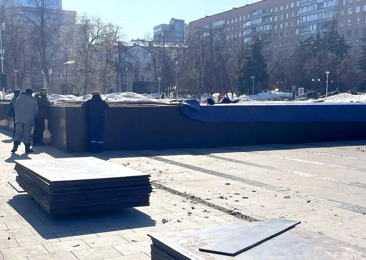 Фонтанную площадь в центре города начали готовить к началу сезона   Сотрудники МБУ «Пензавтодор» при