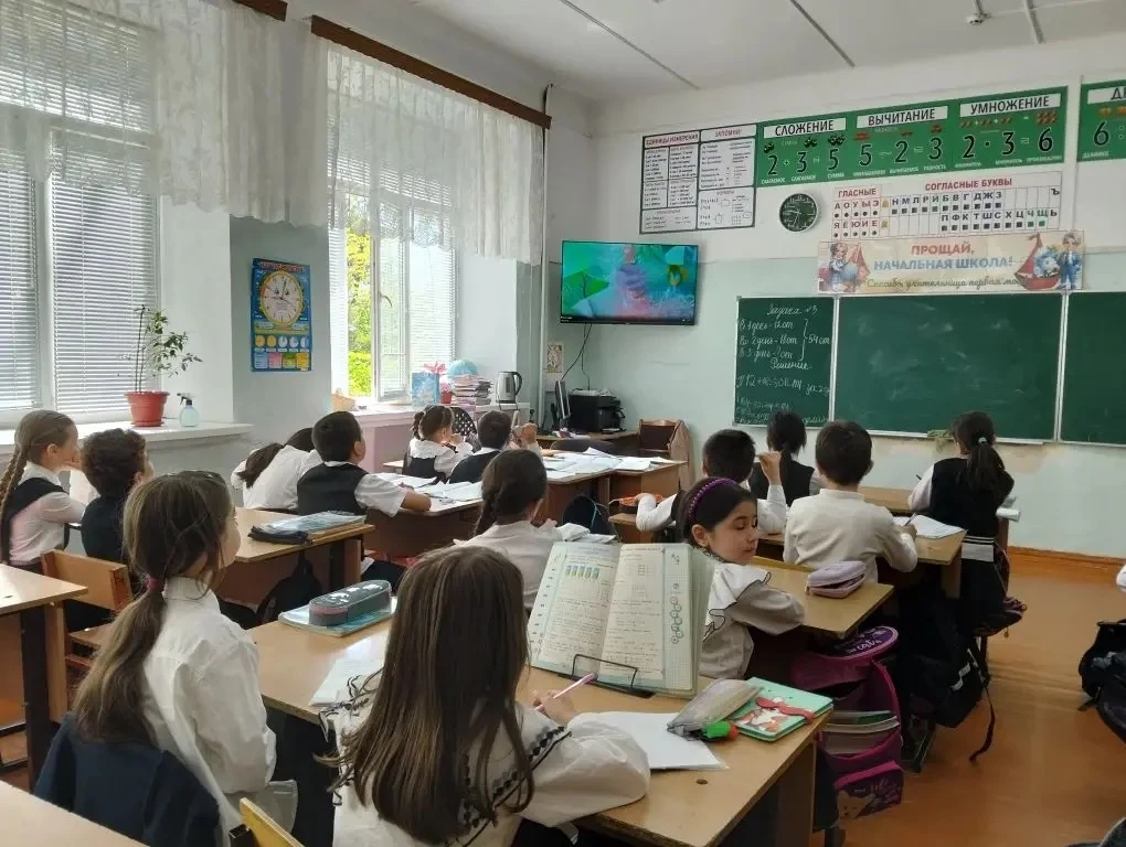 Сегодня во 2 «Ж» классе наши юные экологи посмотрели увлекательный мультфильм с образовательной плат