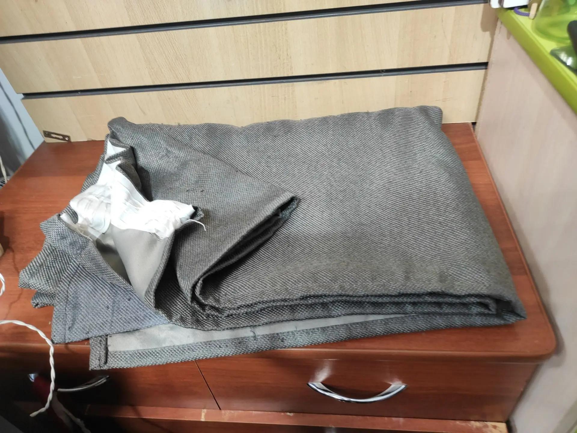 На шторной ленте, ширина 150 см, высота 220 см, 2 шт. имеются затяжки, 300₽