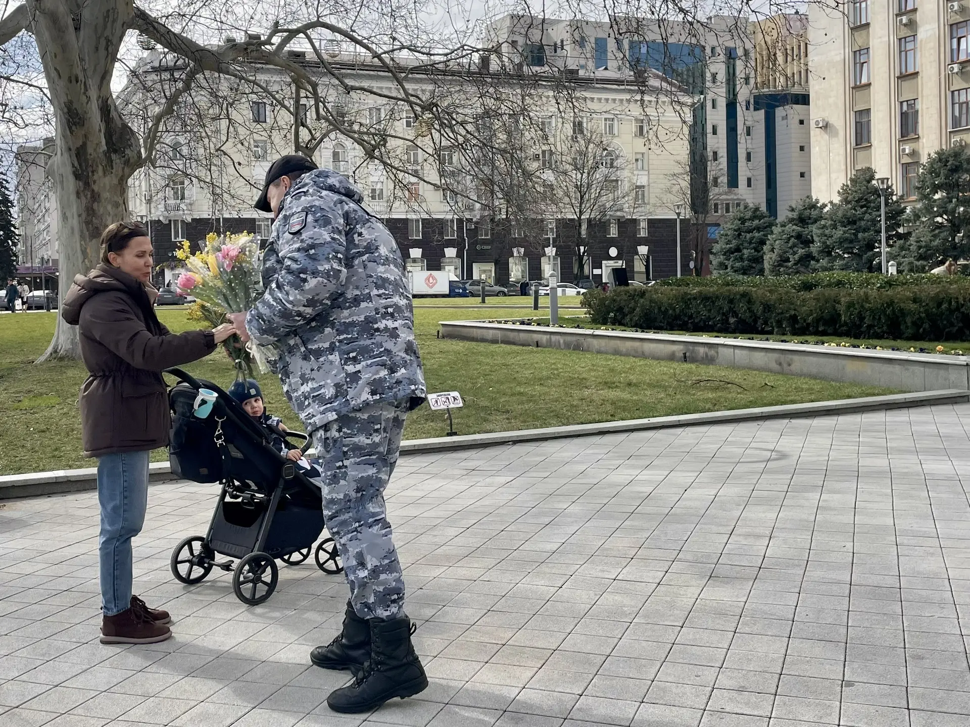 «Вам, любимые!»: судебные приставы Кубани подарили женщинам тюльпаны и мимозу в преддверии 8 Марта 💐
