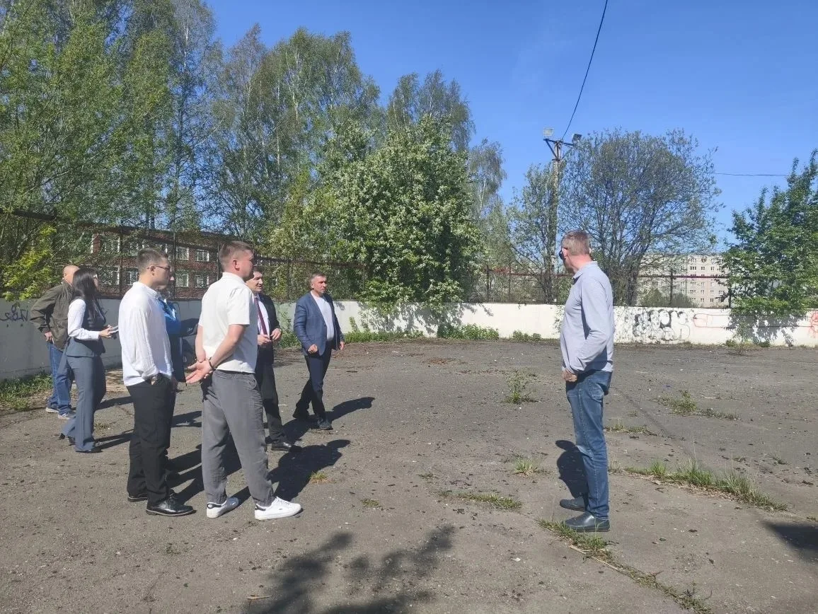 🔴🔵Будет каток: в Златоусте возродят ещё один корт   К концу года заброшенная хоккейная коробка на ул