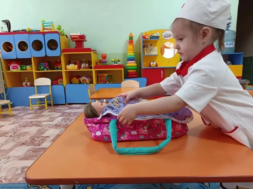Малыши сегодня разучили сюжетную игру «кукла Таня заболела»