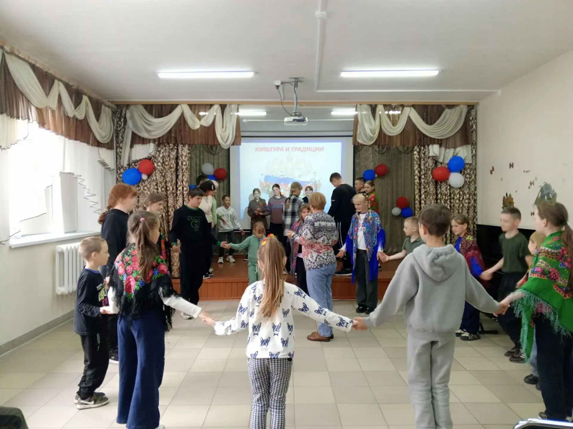 🇷🇺 День единства народов России в лагере «Росинки»!

   Сегодня в пришкольном лагере «Росинки» про