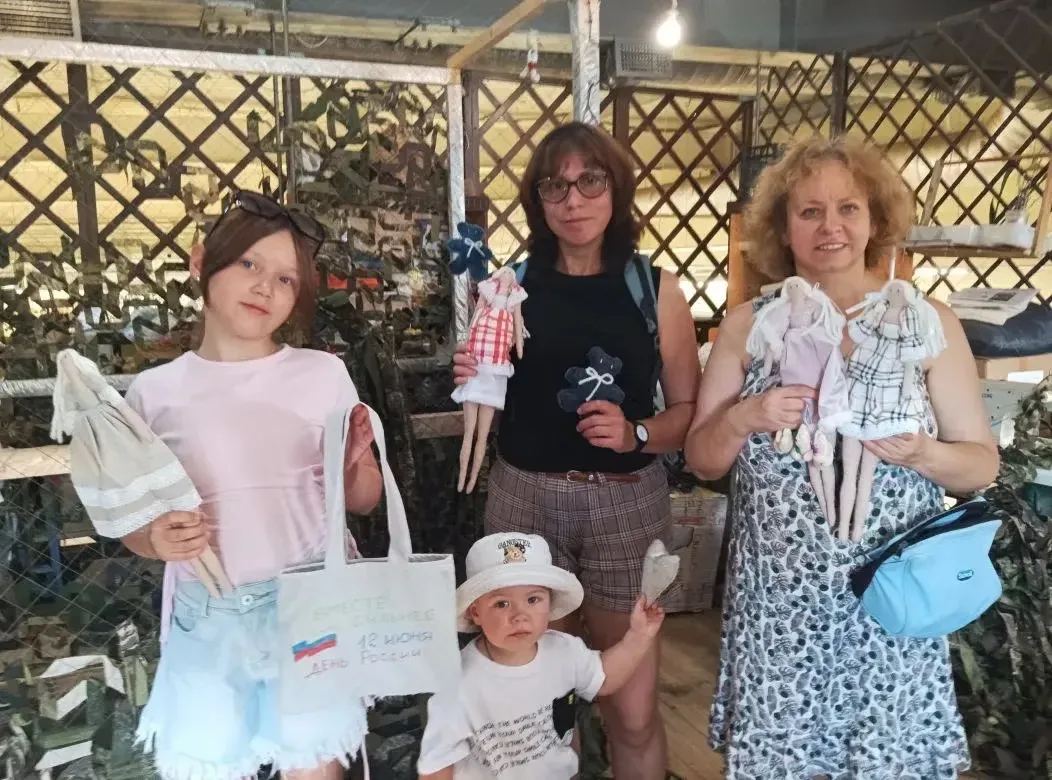 Учителя надомного обучения Курганова Н.А., и Крюкова О.И. сделали своими руками подарки...