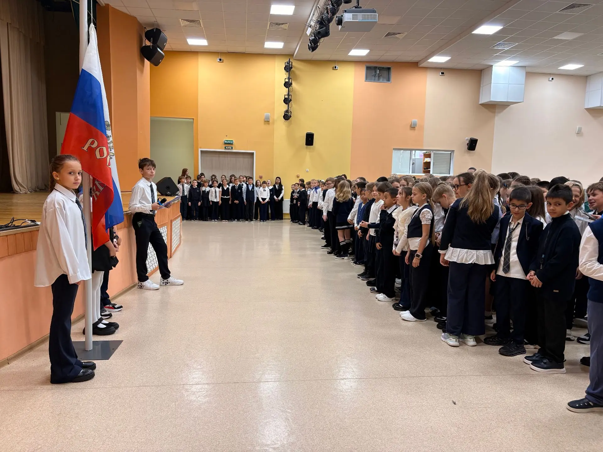 Покоряем небо знаний! Торжественная линейка в нашей школе