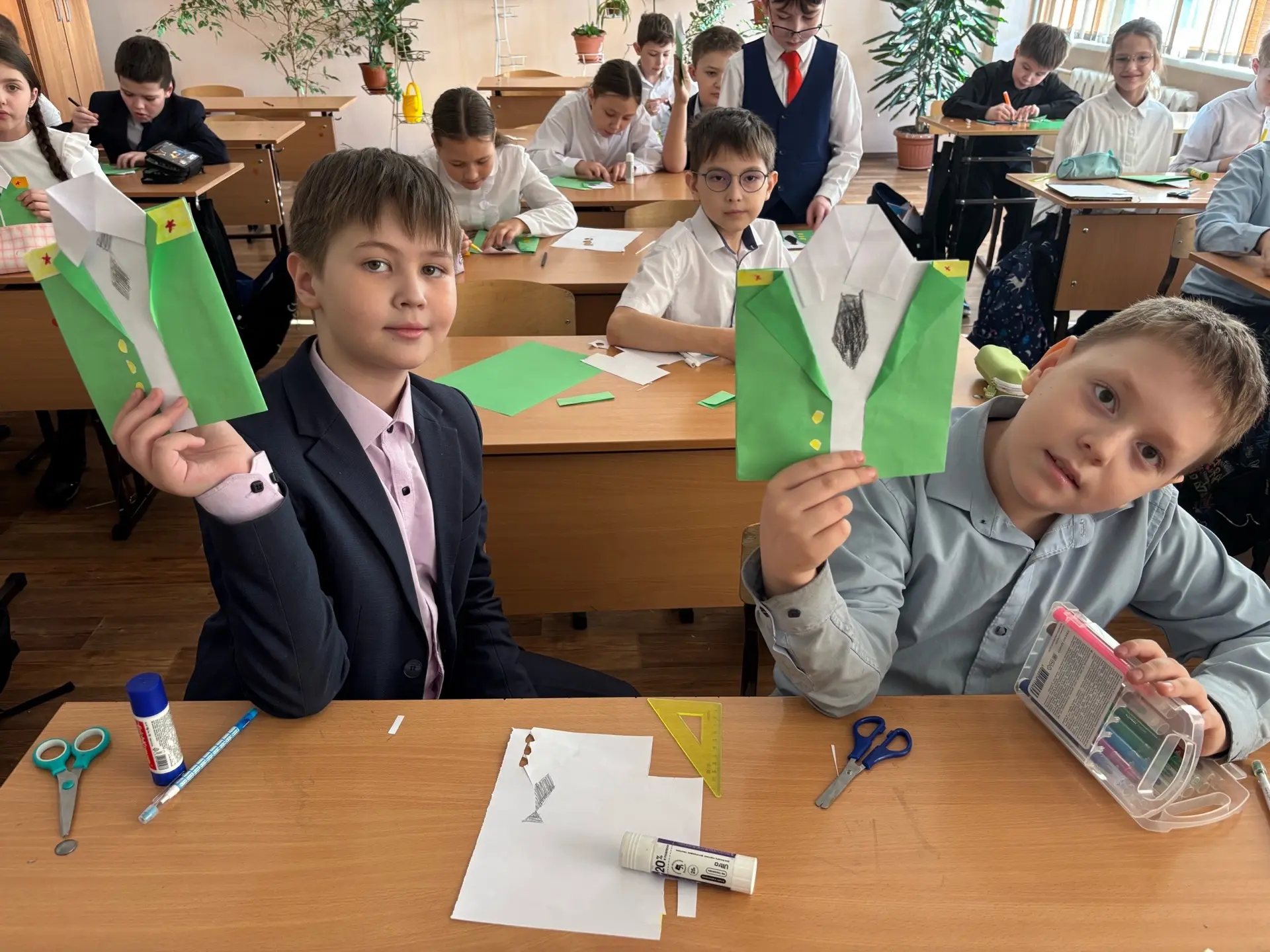 🎉 С духом патриотизма и гордостью за наших защитников наставники-старшеклассники провели серию масте