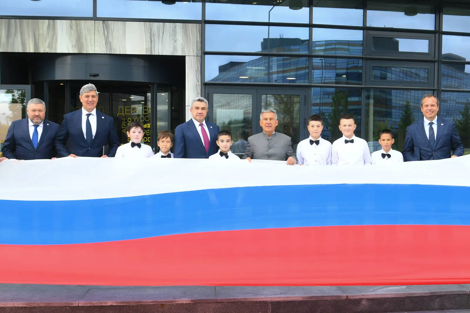 Сегодня мы отмечаем День Государственного флага страны